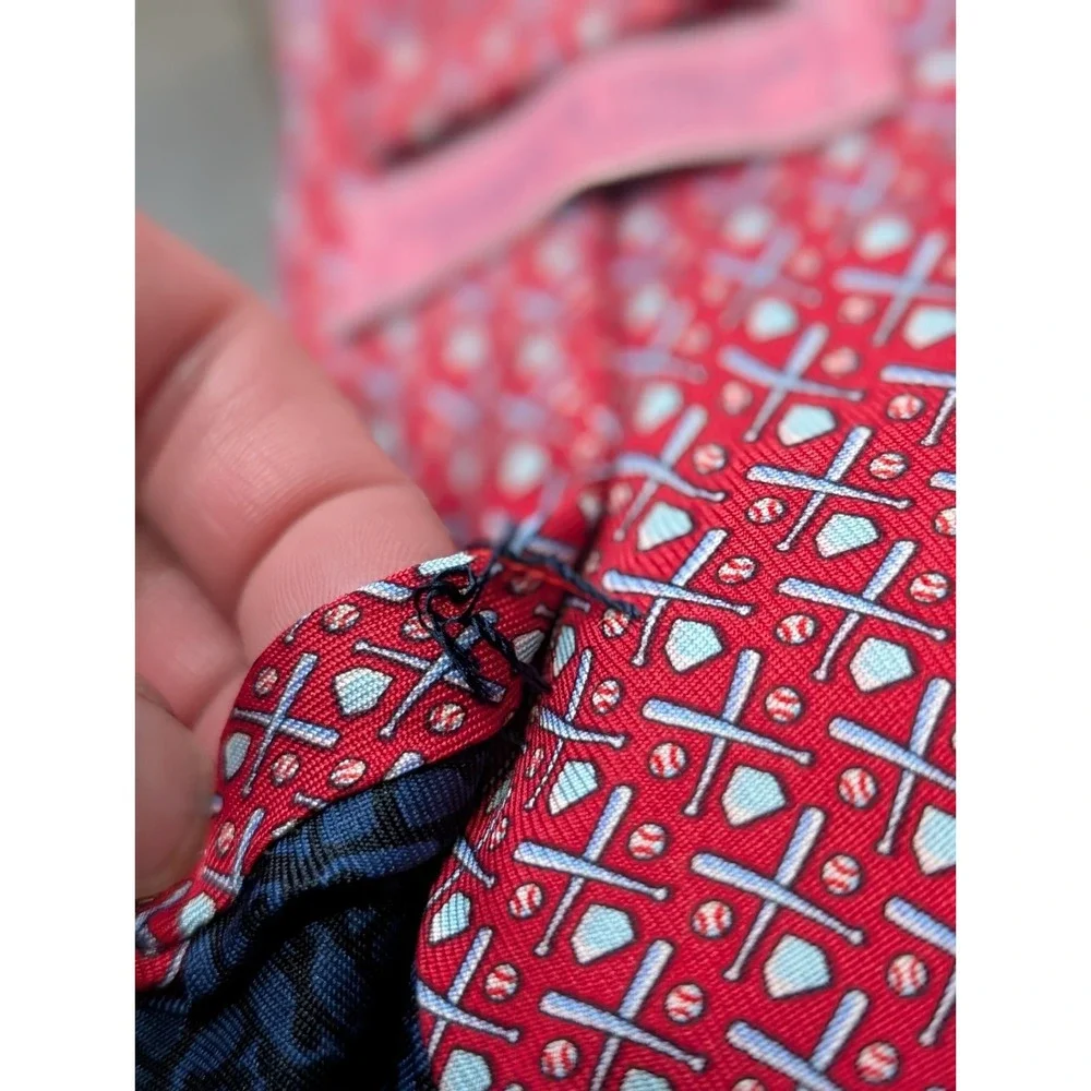 Vineyard Vines Mens Hand Picked Ian & Shep 100% Silk Baseball Bat Tie Red USA